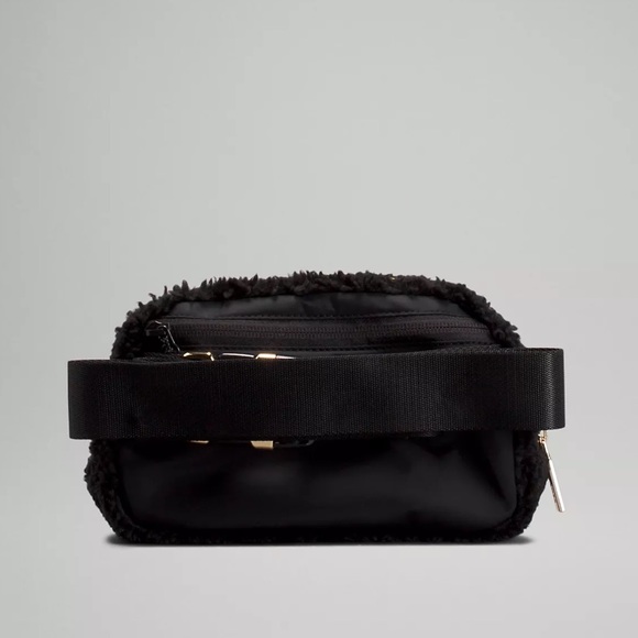 NWT Black Lululemon Fleece Sherpa Everyday Belt Bag! - Picture 8 of 10